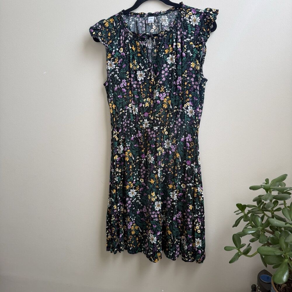Old Navy Floral Ruffle Knee Length Dress V-Neck Flutter Sleeve Black Purple Sz M